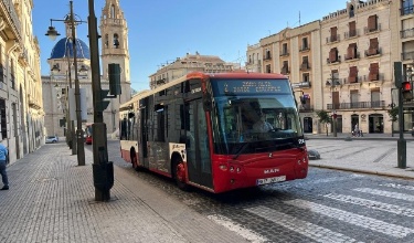 Un autobús urbà en la plaça d'Espanya