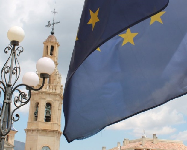 Fotografia de la bandera d'Europa des del balcó de l'Ajuntament
