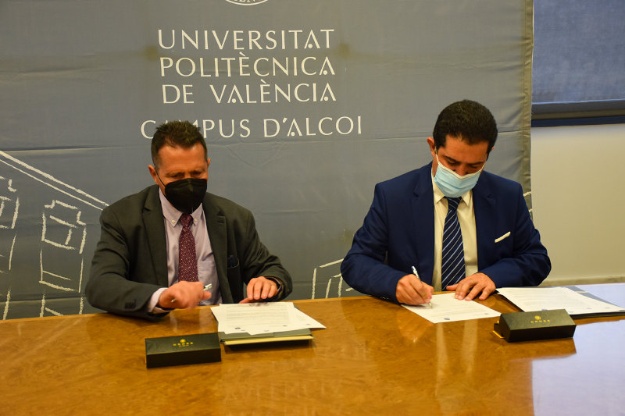 José Esteban Capilla, rector de la UPV y Toni Francés durante la firma de la ‘Càtedra Indústria Digital’