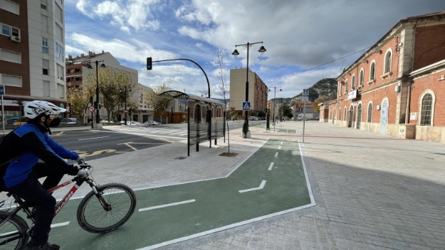 Obras de mejora del entorno de la estación de Renfe. Foto del carril reservado para ciclistas