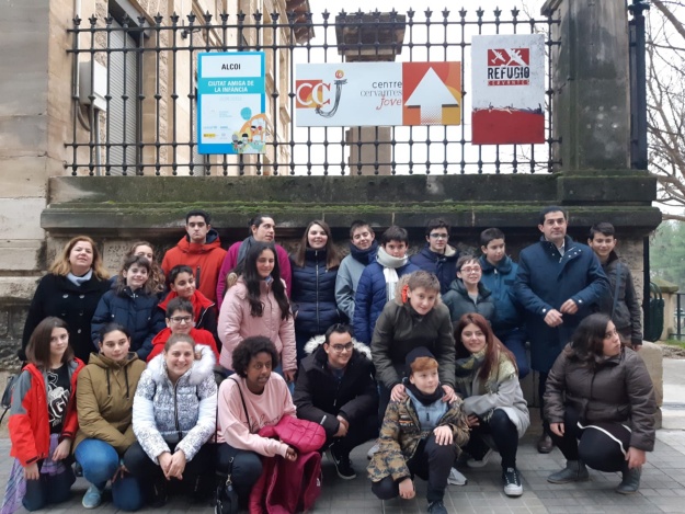 Toni Francés, Aranza de Gracia i els xiquets davant de la placa de Ciutat Amiga de la Infància col·locada en el Centre Cervantes Jove (CCJ)