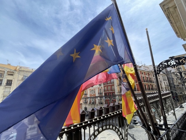 Banderes de l'Ajuntament d'Alcoi amb la bandera de la Unió Europea en primer pla