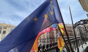 Banderas del Ayuntamiento de Alcoy con la bandera de la Unión Europea en primer plano
