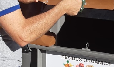 Ciutadà obrint un contenidor marró