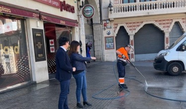 Operaris netejant després de les Festes de Sant Jordi davant del Teatre Principal