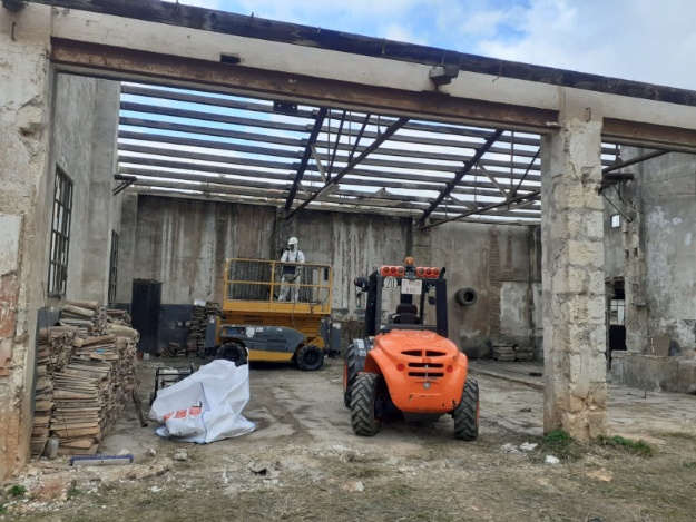 Operario trabajando en Rodes retirando amianto