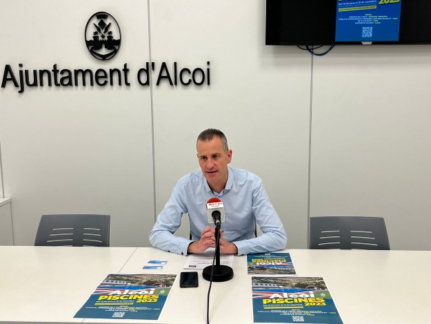 Alberto Belda en roda de premsa per explicar la campanya de les piscines 2023