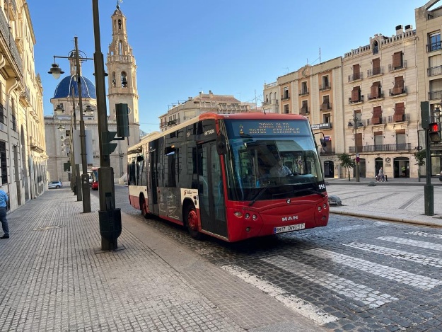 Un autobús urbà en la plaça d'Espanya