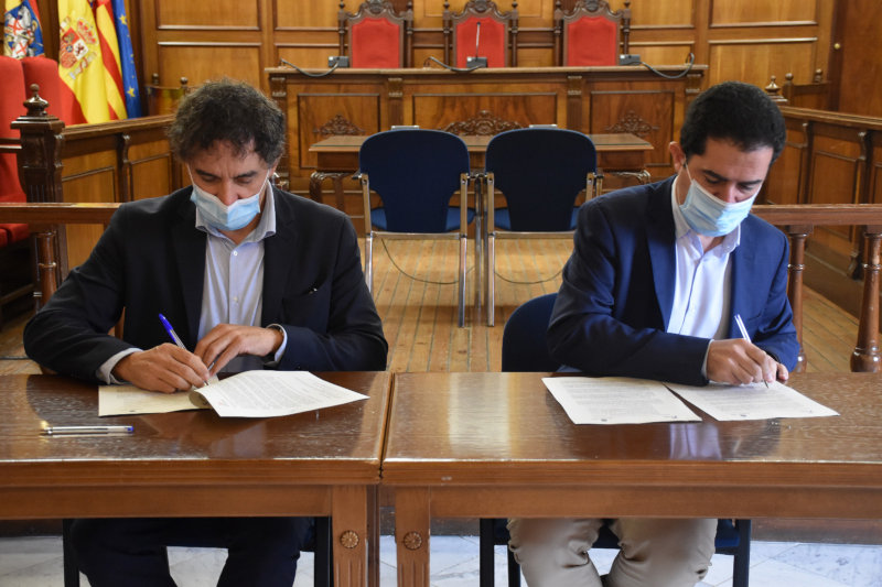 Francesc Colomer i Toni Francés durant la signatura del conveni de CdTi