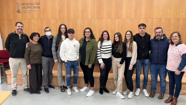 Foto del alumnado, profesorado y concejales de Educación y Cultura