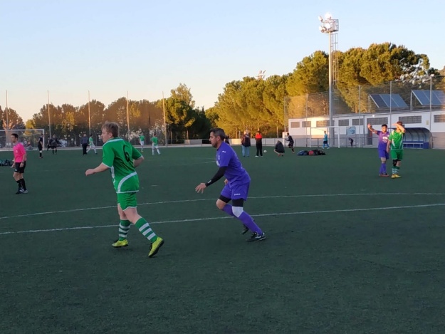 Foto d'un partit de la lliga local de futbol 7 de veterans