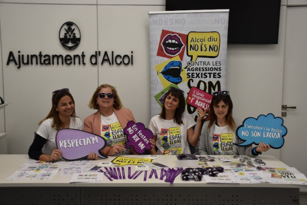 La regidora Aranza de Gràcia amb les tècniques del Departament d'Igualtat