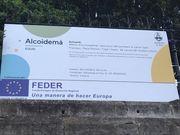 Cartell explicatiu de l'obra amb els logos d'Alcoidemà, EDUSI i Fondos Feder de la Unió Europea