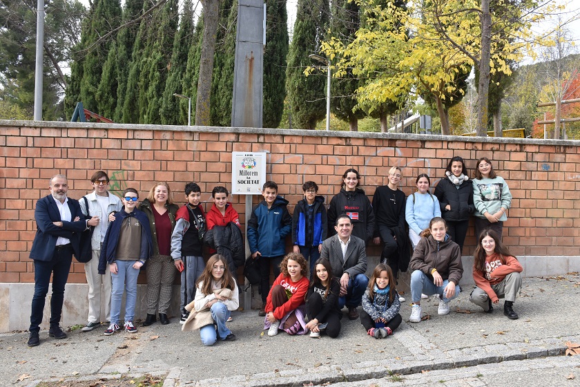 Toni Francés, Jordi Martínez i Aranza de Gràcia en la seua visita a ‘El Romeral’ al costat de membres del CLIAlcoi