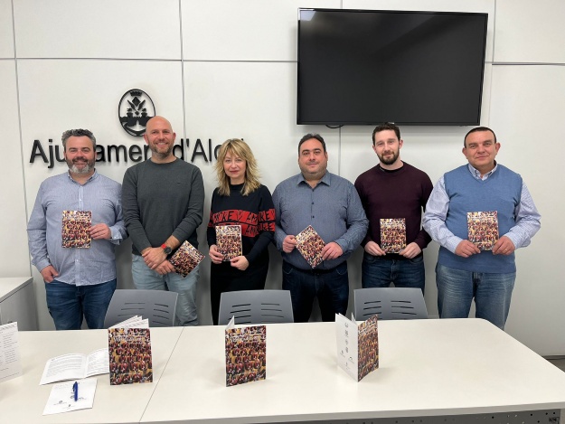 Raül Llopis y Carolina Ortiz con los representantes de las cuatro bandas de Alcoy