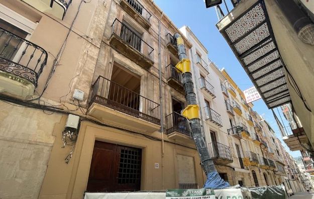 Edificio que se está rehabilitando en la calle Sant Maure, 13