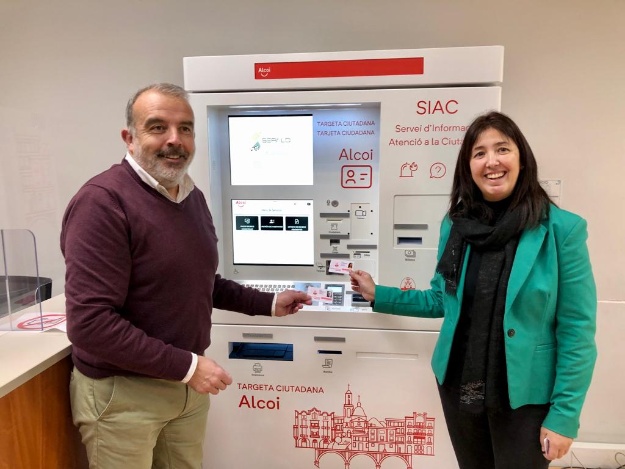 La concejal de Participación Democrática y el vicealcalde de Alcoy, junto al nuevo cajero