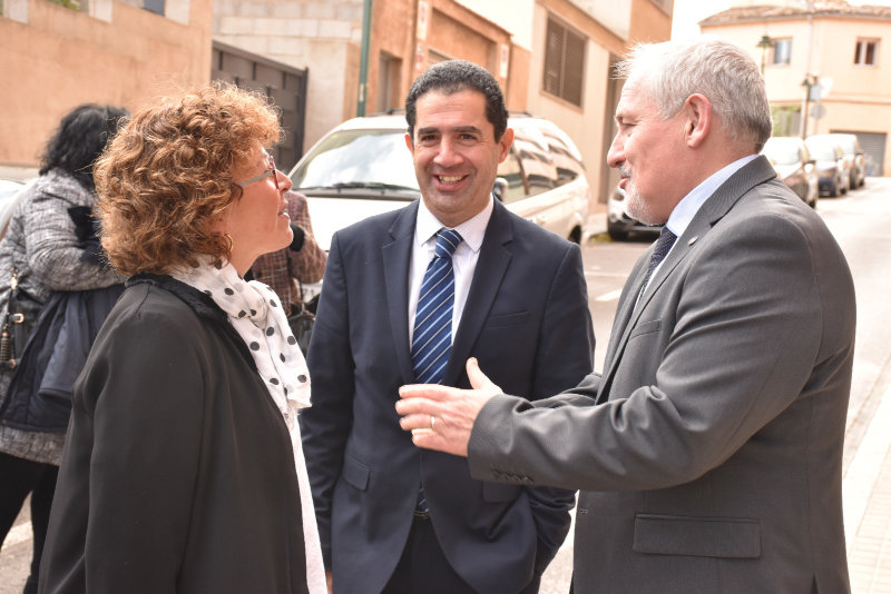 La consellera de Innovación, Josefina Bueno; el alcalde de Alcoy, Toni Francés; y el director del campus de Alcoy de la UPV, Pau Bernabeu