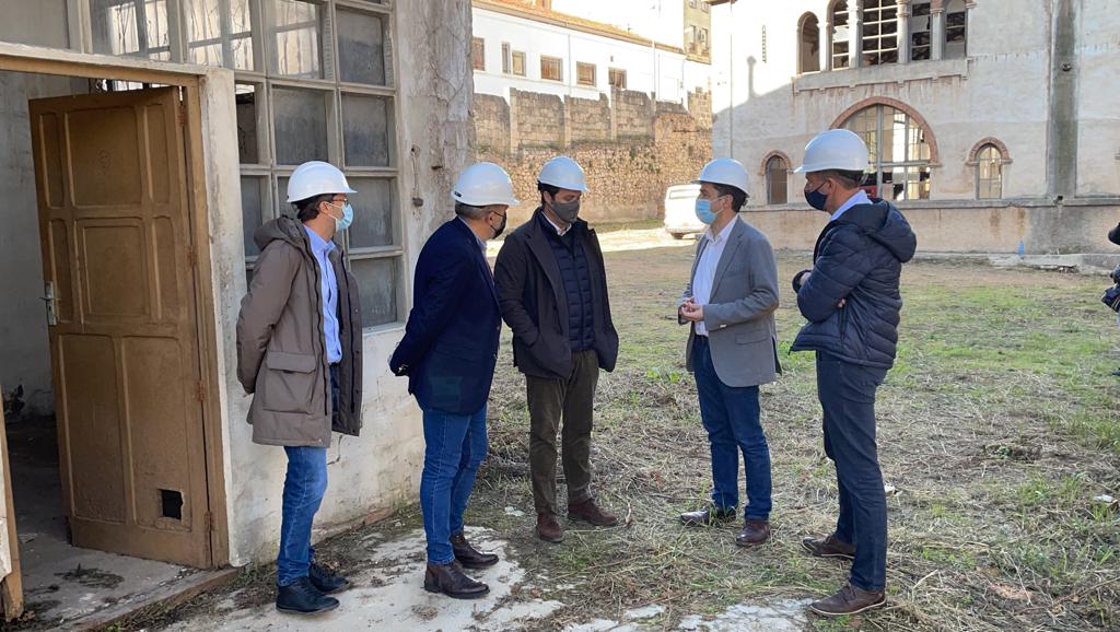 Visita de les autoritats a les obres de Rodes acabades de començar