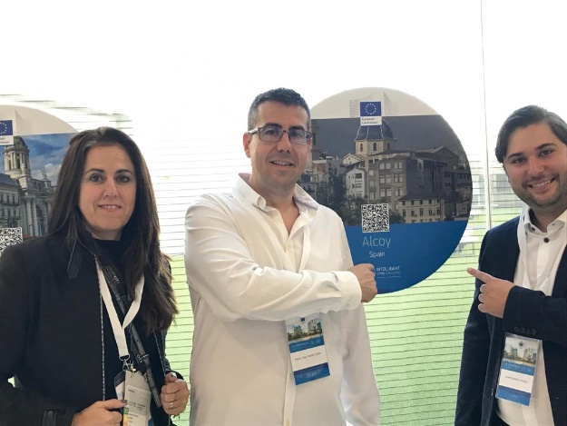 La experta local del ICC Alcoy, Inma Bordera; el técnico de Smart City, Pedro Ramiro; y el representante del ecosistema empresarial local, Javier Expósito, de Jovempa, en el acto de ICC en Barcelona