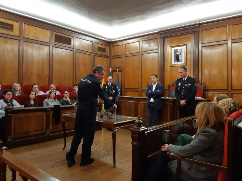 Fotografía de Jesús Sánchez, Toni Francés y miembros de la Corporación en el Salón de Plenos