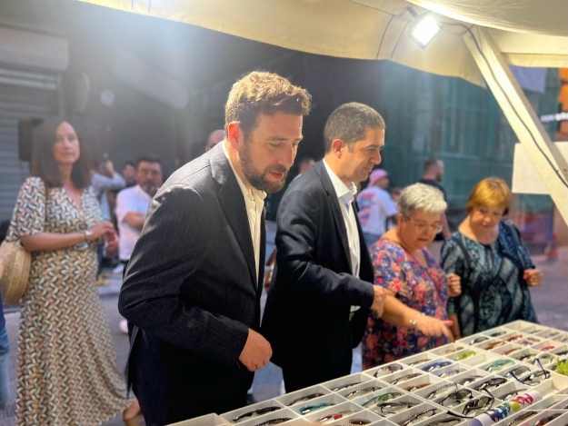 El alcalde de Alcoy y el vicealcalde durante la inauguración de la Nit Oberta