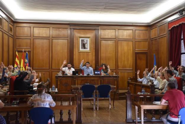 Imatge de un ple amb la nova corporació municipal d'Alcoi
