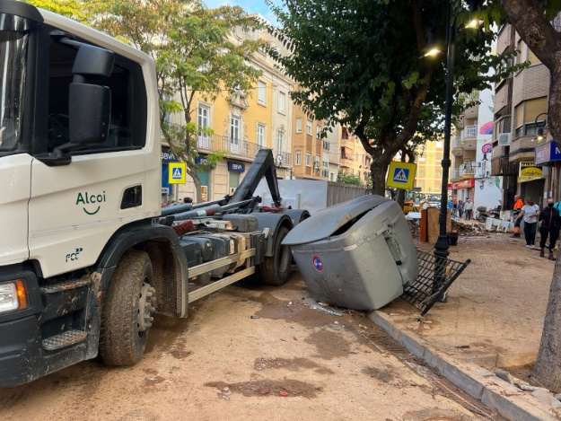 Maquinària d'Alcoi ajudant en la neteja viària