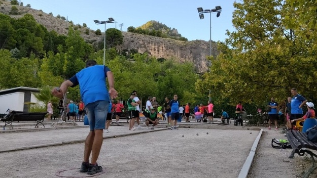 Jugadores de petanca en la pista