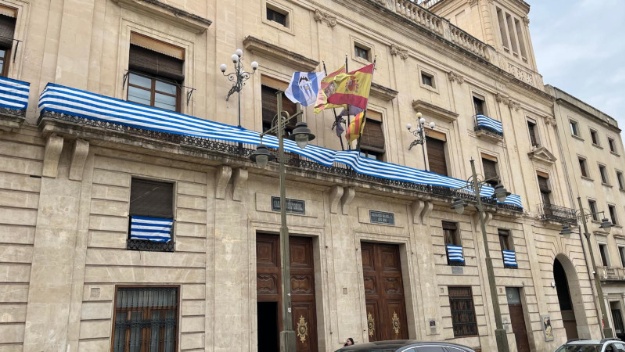 Ayuntamiento de Alcoy con la bandera del Alcoyano