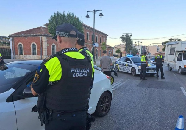 Agentes de la Policía Local en un control de alcoholemia