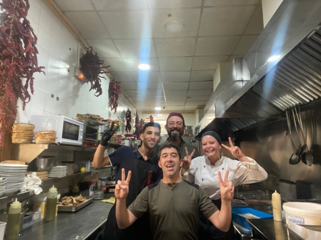 Estudiantes que han hecho prácticas en La Pericana en la cocina del restaurante