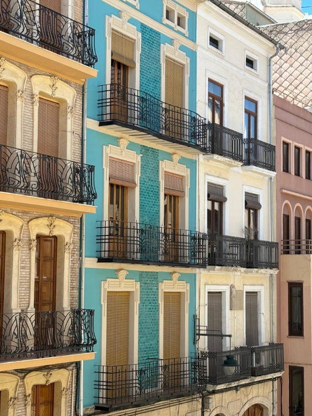 Foto de una fachada rehabilitada en la calle de Sant Llorenç