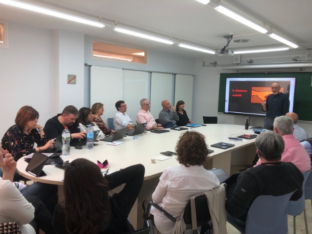 Foto d'un Taller d'assertivitat Lingüística impartit per Ferran Suay en una altra població