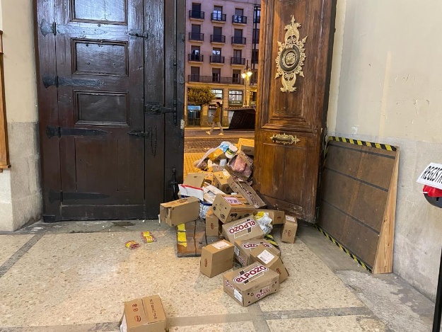 Menjar en mal estat en el vestíbul de l'Ajuntament
