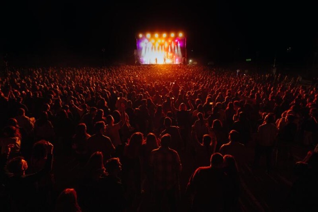Fotografia de l'escenari en plena actuació i del públic en el Sound Jordi (foto: Maria Lozano)