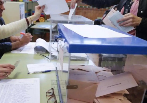 Mesa electoral en plena votació