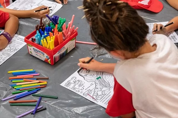 Xiqueta pintant a l'escola d'estiu