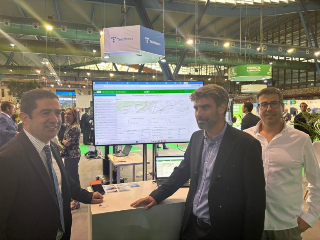 L'alcalde d'Alcoi i el tècnic d'Smart City amb el representant de Telefònica en l'estand del congrés