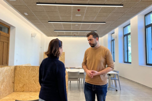 El regidor Carles Sansalvador en la sala d'estudi del Centre Cervantes Jove