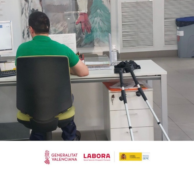 Treballador Avalem al seu lloc de treball