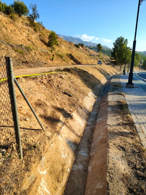 Actuaciones de limpieza en la acequia de la avenida Tirant lo Blanc