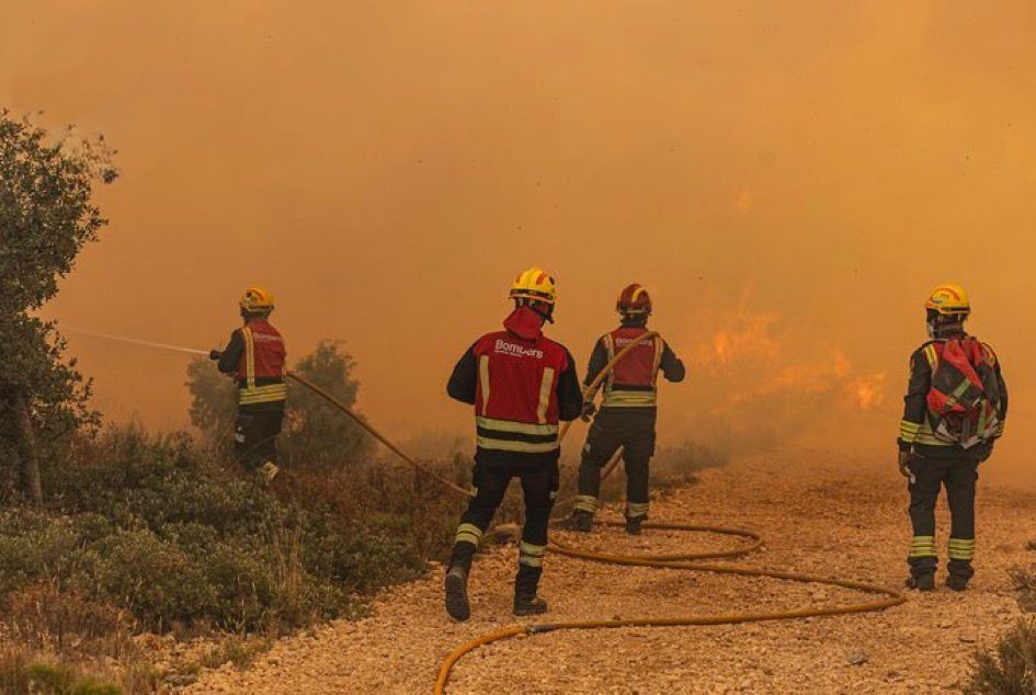 Bombers durant les tasques d'extinció del foc