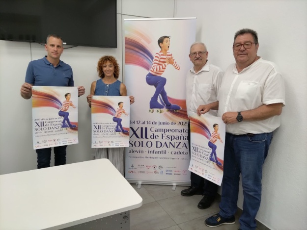 Alberto Belda amb la presidenta del CPA Santa Rosa i dos directius de la Federació de Patinatge