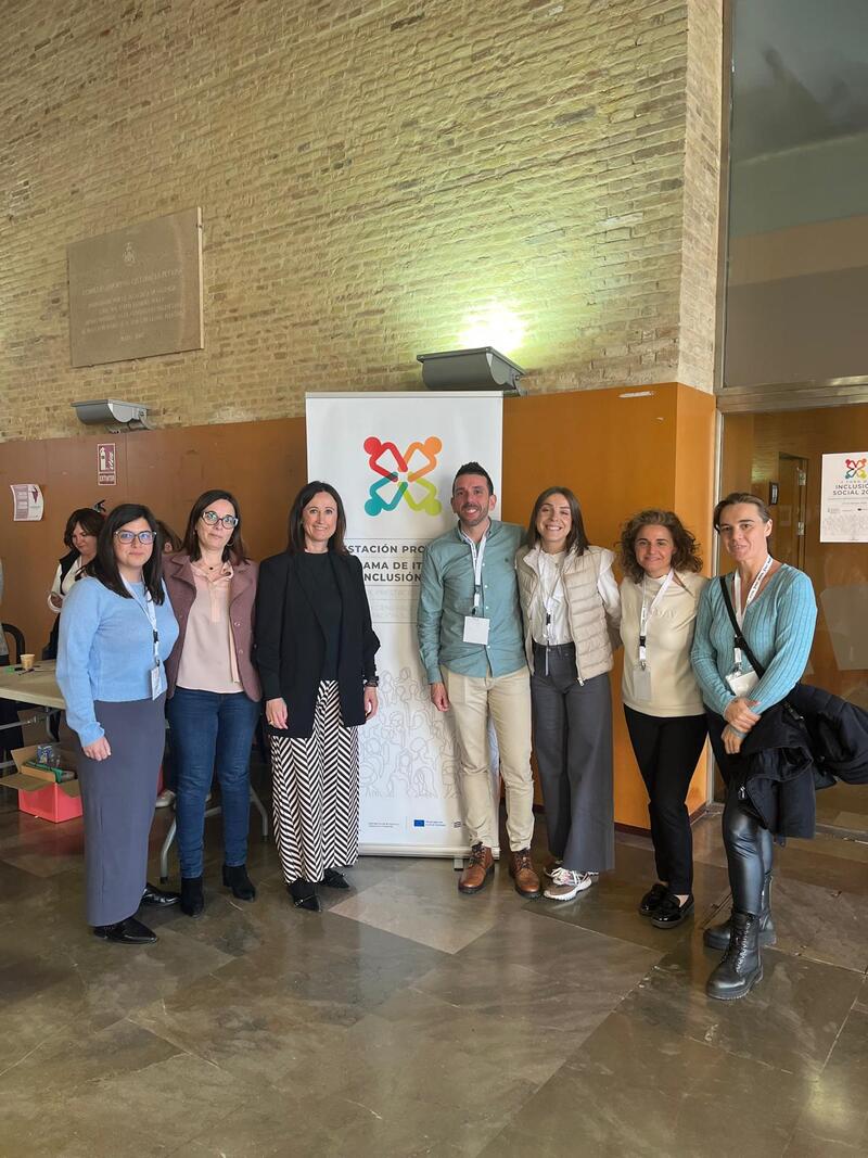 Aroa Mira y los técnicos municipales asistentes al I Foro de Inclusión Social 2025