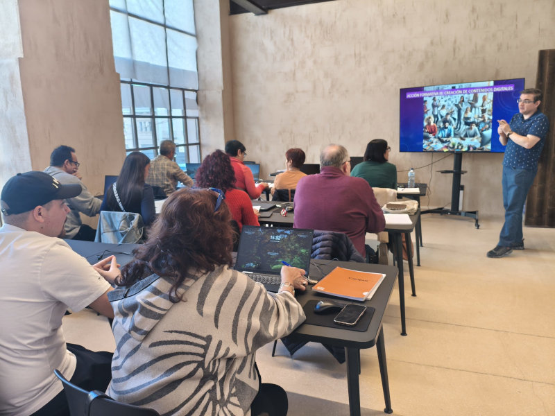 Alumnat en una de les classes de la xarxa de capacitació digital