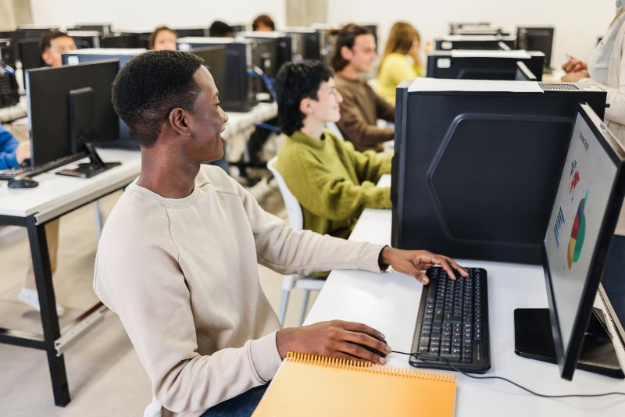 Alumnes en un curs d'informàtica