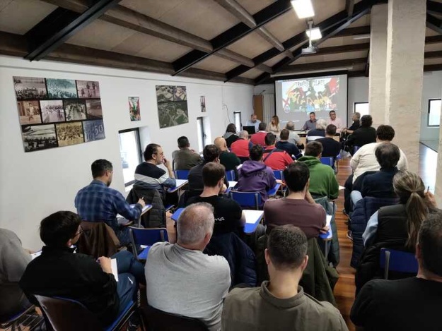 Asistentes a la reunión en el Centre d'Esports