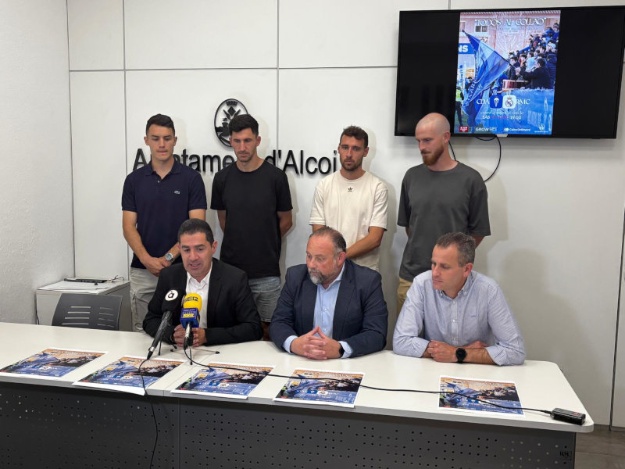 L'alcalde, Toni Francés; el regidor d'Esports, Alberto Belda; el president del CD Alcoyano, Miguel Ángel Justicia i els jugadors Primi, Albisua, Imanol i Valens en roda de premsa