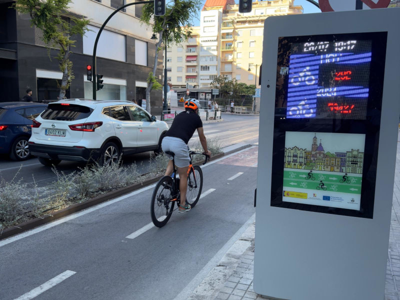 Ciclista circulando por el carril bici a la altura del contador del Teix